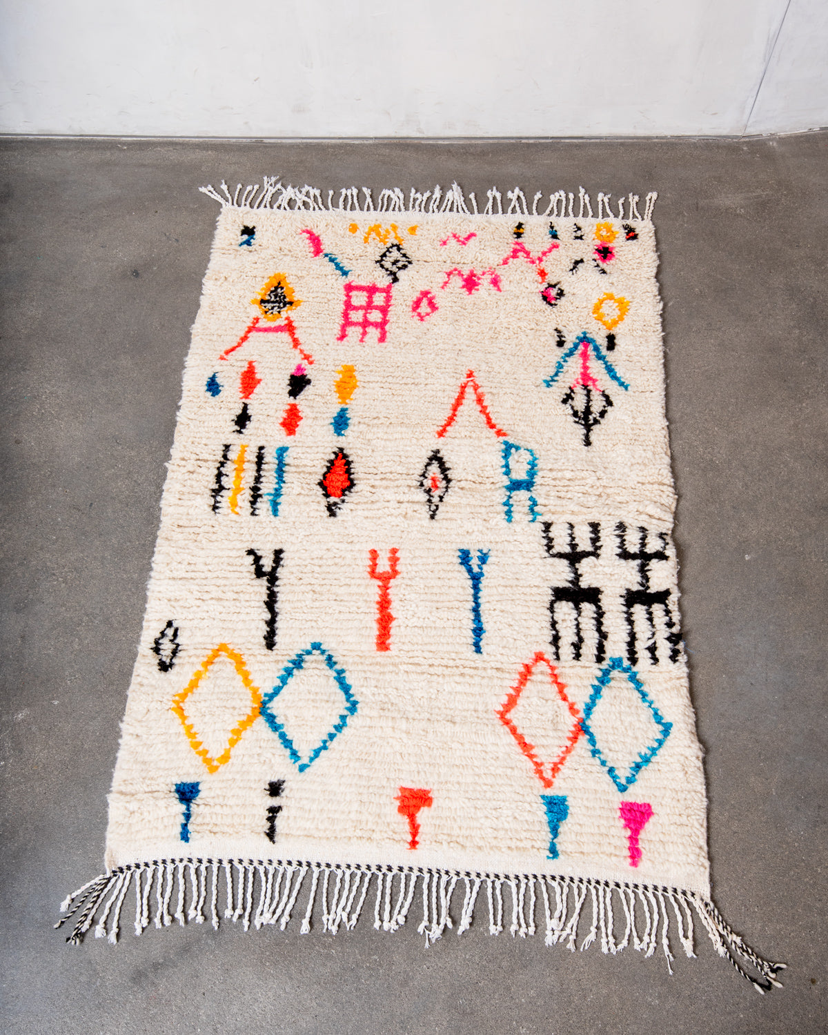 Modern designer handcrafted Berber rug from Morocco. Azilal rug with beautiful colors and patterns. Made of sheep’s wool and colourful cotton.